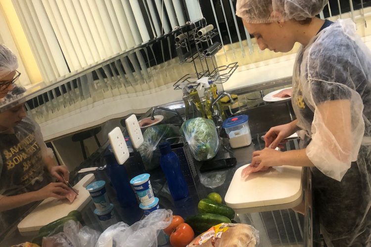 Alunos de Nutrição EAD da URI Erechim desenvolvem técnicas de preparo durante aula prática
