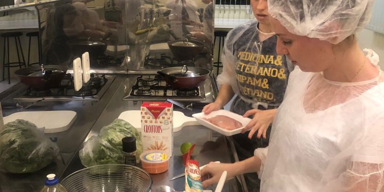 Alunos de Nutrição EAD da URI Erechim desenvolvem técnicas de preparo durante aula prática