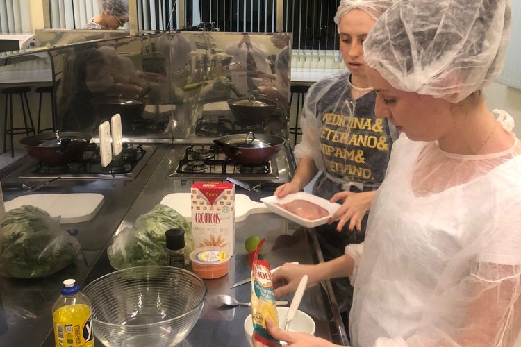 Alunos de Nutrição EAD da URI Erechim desenvolvem técnicas de preparo durante aula prática