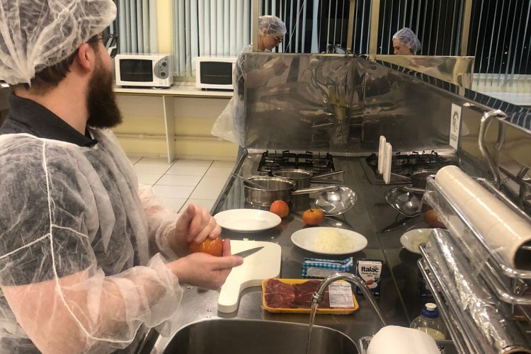 Alunos de Nutrição EAD da URI Erechim desenvolvem técnicas de preparo durante aula prática