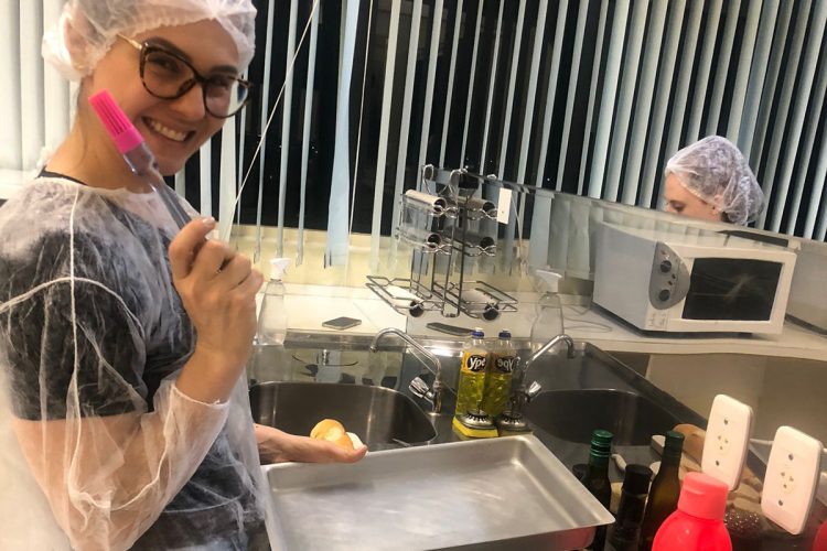 Alunos de Nutrição EAD da URI Erechim desenvolvem técnicas de preparo durante aula prática