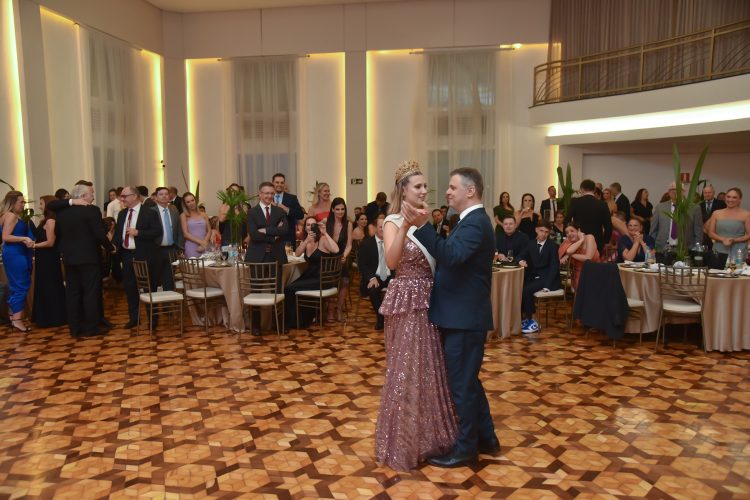 Isadora Rigo Mocelin é a nova Rainha do Clube do Comércio