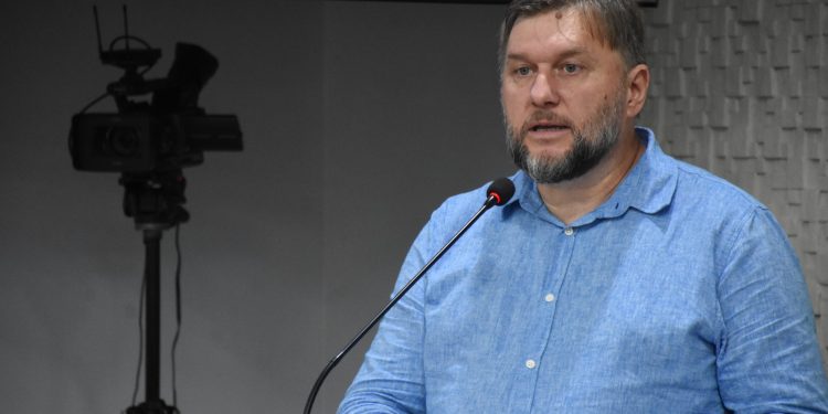 Vereador André Jucoski solicita à Prefeitura a retirada do semáforo em frente ao Estádio Colosso da Lagoa