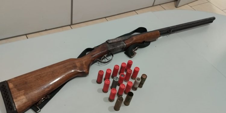 Homem é preso em flagrante por posse ilegal de arma de fogo de uso restrito