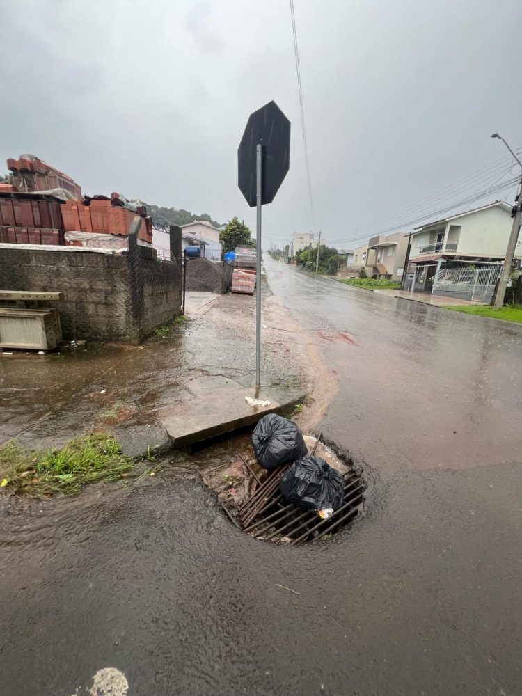 Lixo é uma das principais causas de alagamentos na área urbana