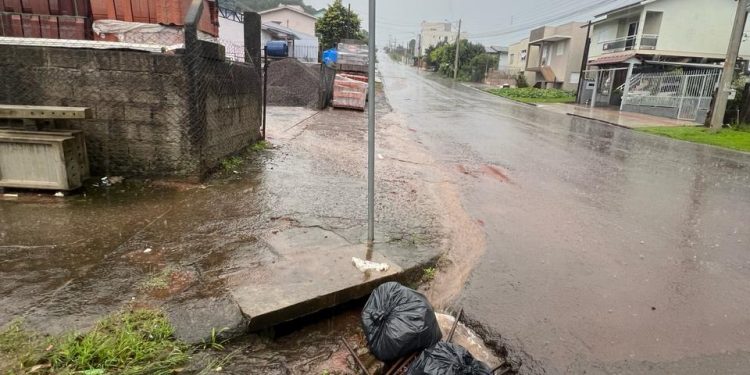 Lixo é uma das principais causas de alagamentos na área urbana