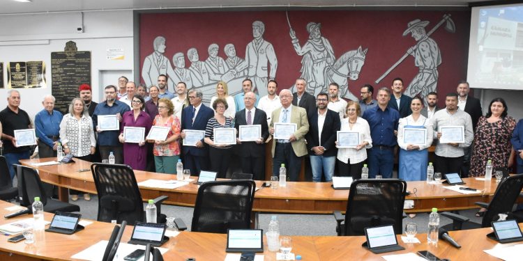 Destaques artísticos do município são homenageados com o Certificado Cultural Professora Alba Albarello