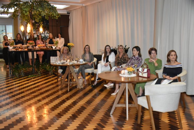 Clube do Comércio comemora o Dia das Mães com integrantes da Diretoria e ação de solidariedade