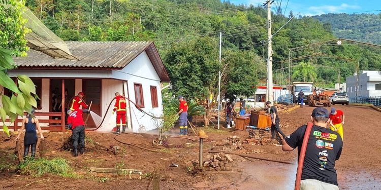 Prefeitura encaminha e vereadores aprovam Lei da Ajuda Solidária