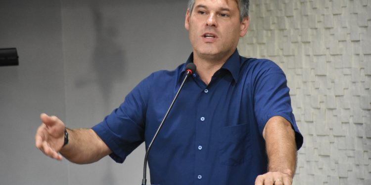Vereador Anax Pezzin solicita ao Executivo melhorias em ruas e estradas do município