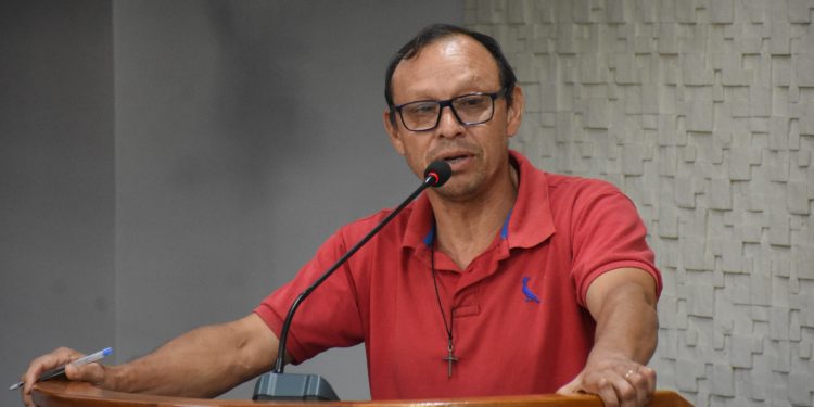 Por melhorias nas condições de trafegabilidade, vereador Serginho solicita o asfaltamento de ruas do município