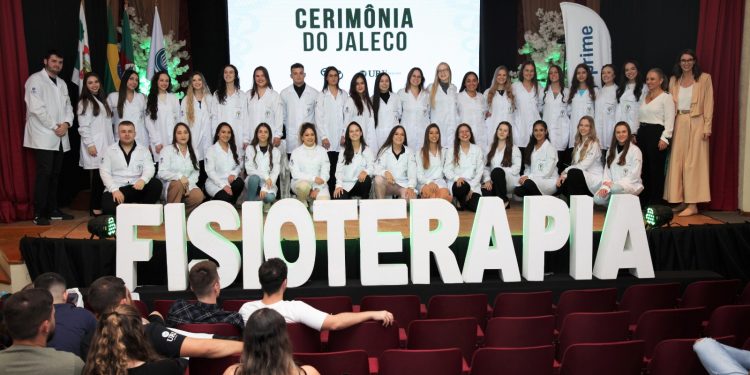 Curso de Fisioterapia realiza entrega de jalecos