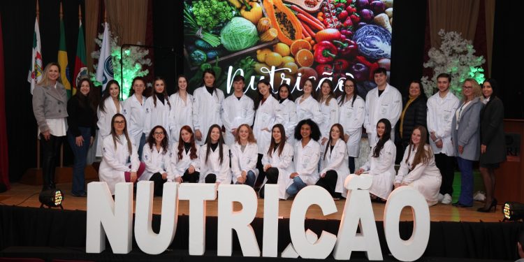 Curso de Nutrição da URI dá sequência às solenidades de entrega de jalecos