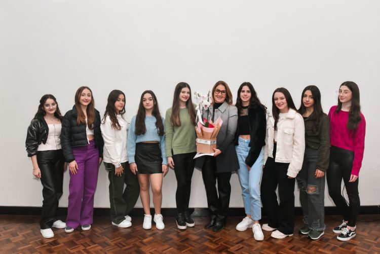 Debutantes participam do curso de etiqueta e imagem pessoal e informações sobre danos à saúde do cigarro eletrônico