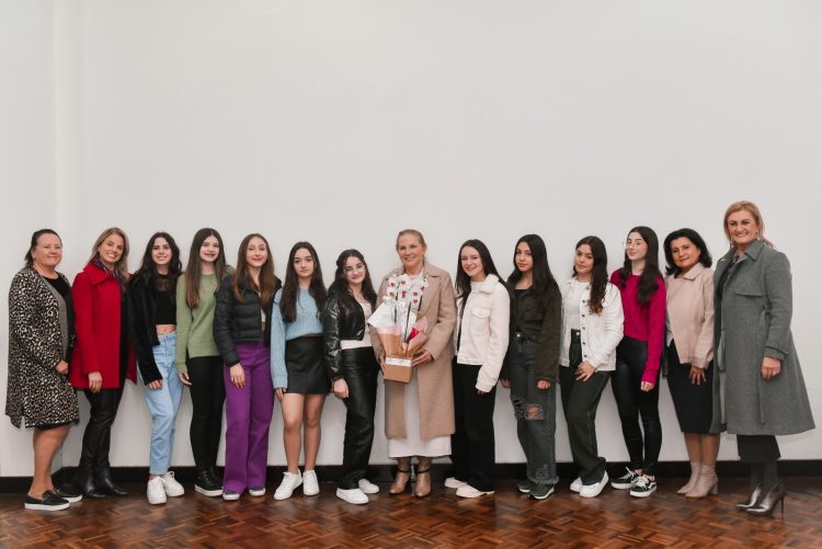 Debutantes participam do curso de etiqueta e imagem pessoal e informações sobre danos à saúde do cigarro eletrônico