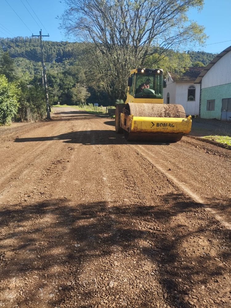Continua recuperação das estradas e tubulações na área rural de Erechim