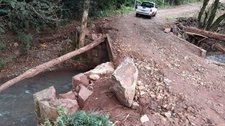 Continua recuperação das estradas e tubulações na área rural de Erechim