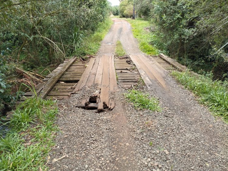 Continua recuperação das estradas e tubulações na área rural de Erechim