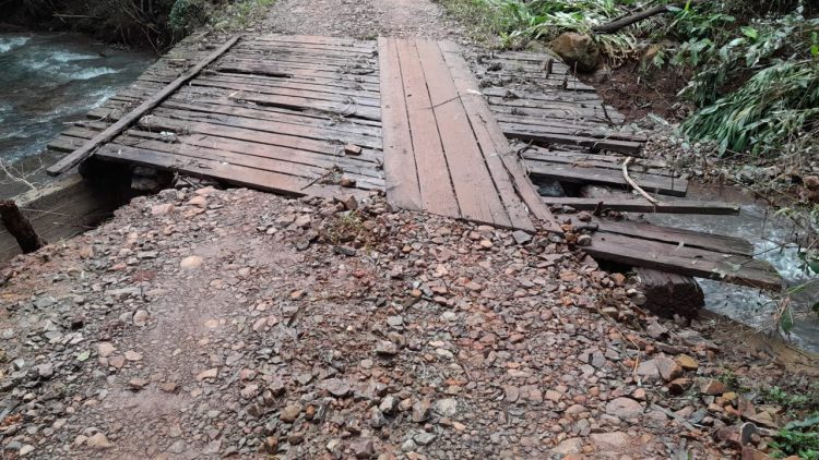 Continua recuperação das estradas e tubulações na área rural de Erechim