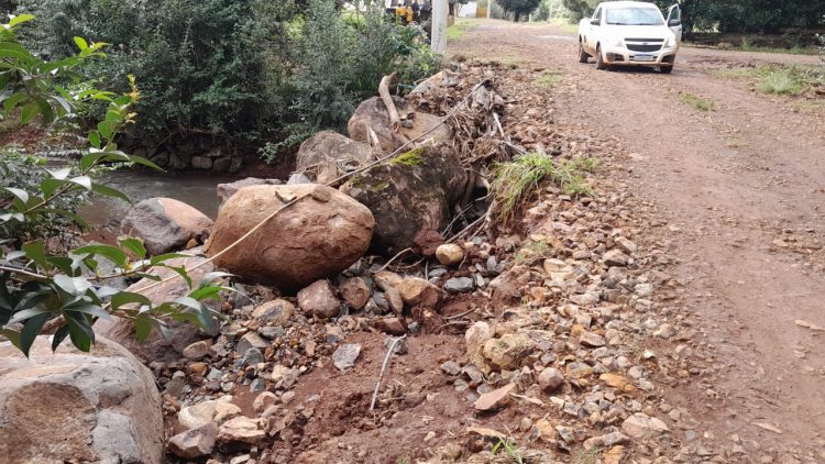 Continua recuperação das estradas e tubulações na área rural de Erechim