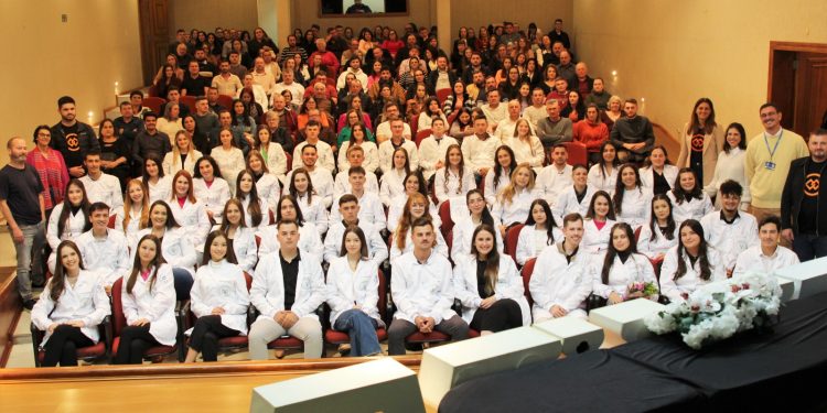 Calouros da Medicina Veterinária da URI recebem seus jalecos