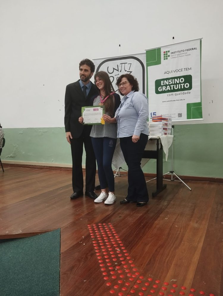 Estudantes de Escolas Municipais recebem medalha em cerimônia da OBMEP
