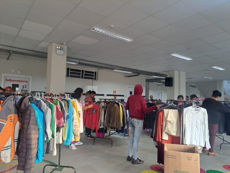 Mais de 1,2 mil peças doadas no primeiro Varal Solidário de Inverno