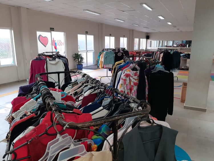 Mais de 1,2 mil peças doadas no primeiro Varal Solidário de Inverno