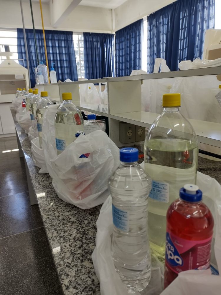 Cursos da URI produzem álcool e alvejantes para comunidades atingidas pelas enchentes