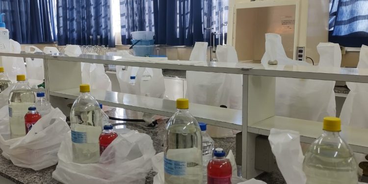 Cursos da URI produzem álcool e alvejantes para comunidades atingidas pelas enchentes