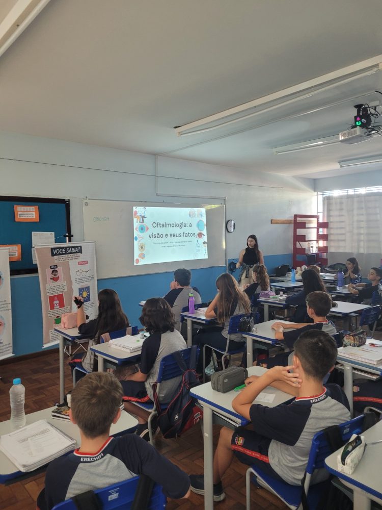 Oftalmologia: história e cuidado em exposição itinerante nas escolas de Erechim