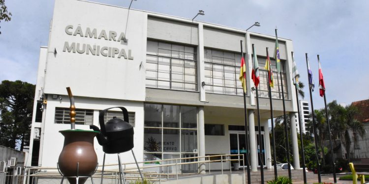 Em concordância com a lei eleitoral, transmissões de sessões e matérias envolvendo pré-candidatos e candidatos estão suspensas até o fim do pleito