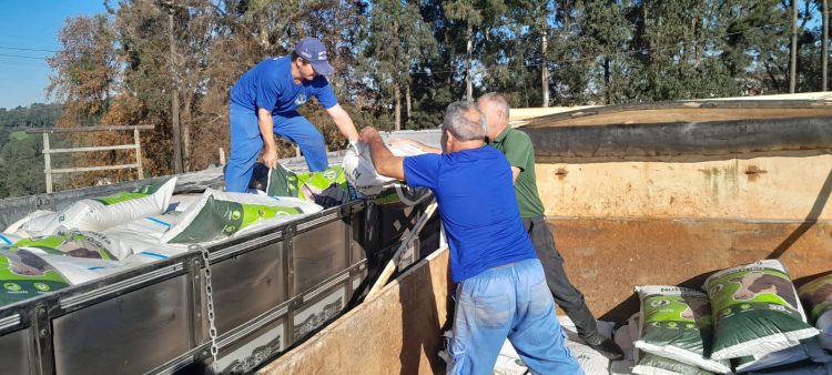 Prefeitura e entidades arrecadam e enviam mais de 30 toneladas de alimentos para criadores de gado de corte e leite