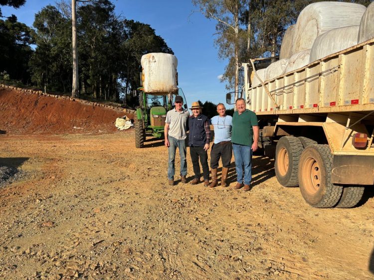 Prefeitura e entidades arrecadam e enviam mais de 30 toneladas de alimentos para criadores de gado de corte e leite