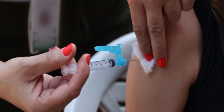 Vacina contra dengue disponível para adolescentes de 10 a 14 anos