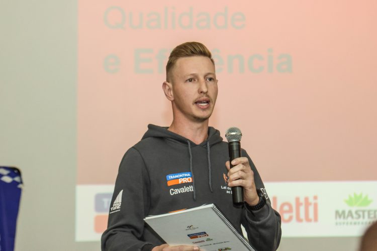 Competidores do Brasileiro de Rally levam palestra sobre empreendedorismo a estudantes de Estação