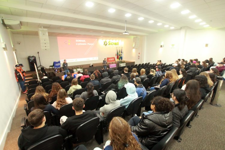 Competidores do Brasileiro de Rally levam palestra sobre empreendedorismo a estudantes de Estação