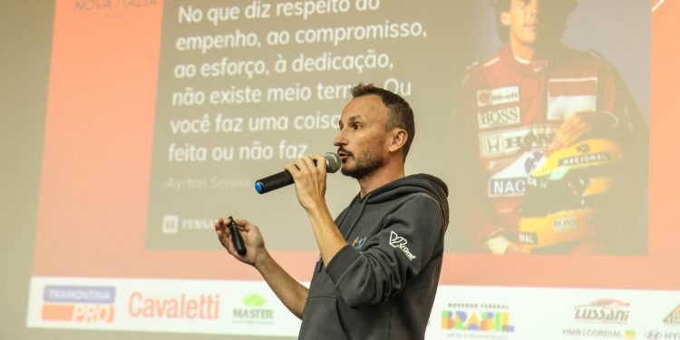 Competidores do Brasileiro de Rally levam palestra sobre empreendedorismo a estudantes de Estação