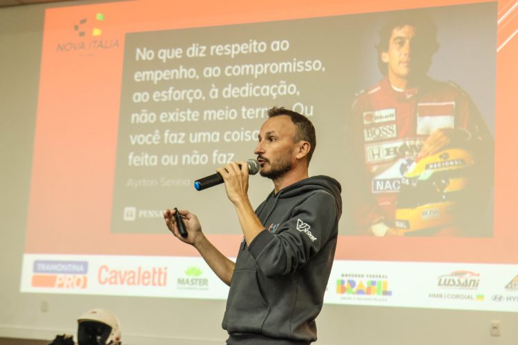Competidores do Brasileiro de Rally levam palestra sobre empreendedorismo a estudantes de Estação