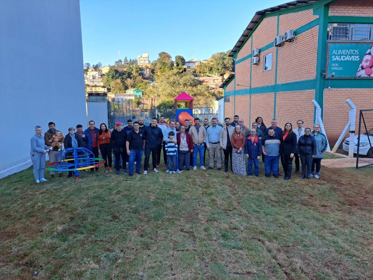 Primeira praça do bairro São Cristóvão está à disposição da população