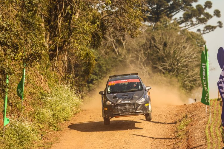 Erechinenses celebram vitória e liderança no Brasileiro de Rally
