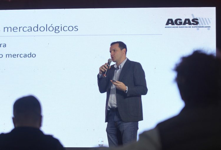 Palestras sobre ciclo da carne do campo ao varejo e sustentabilidade marcam abertura da 1ª Fenagen