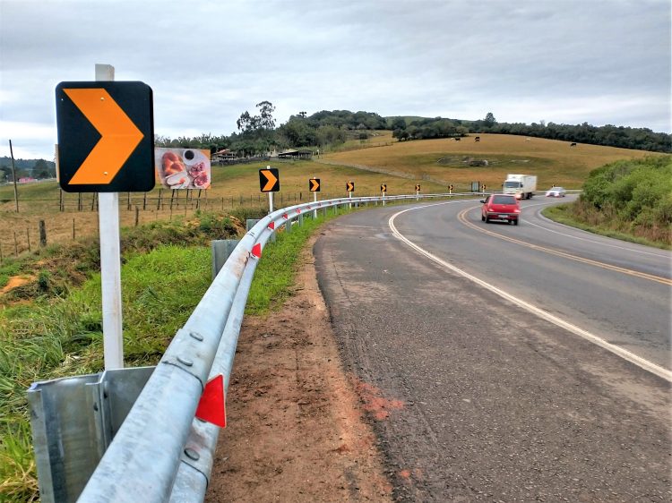 EGR reforça sinalização e segurança em curva acentuada da ERS-474