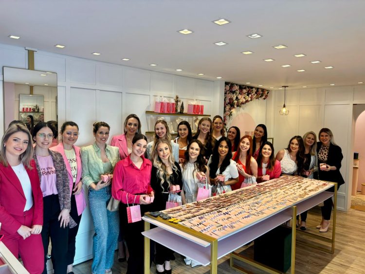 Designer Nicole Baretta Vanolli recebe candidatas à Rainha da Frinape 2024