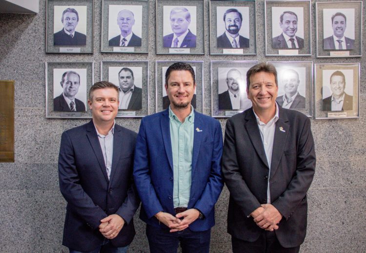 Famurs descerra foto de Paulinho Salerno e Luciano Orsi na Galeria dos Presidentes da entidade