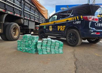 PRF prende motorista com mais de 120 quilos de cocaína escondidos nos estepes de caminhão