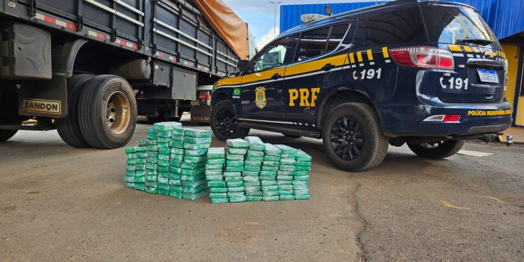 PRF prende motorista com mais de 120 quilos de cocaína escondidos nos estepes de caminhão