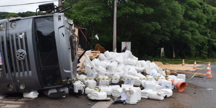 Brigada Militar atende acidente de trânsito com vazamento de produtos químicos em Getúlio Vargas