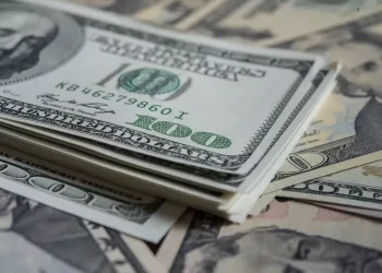 Dólar cai e fecha a R$ 5,80; Bolsa brasileira tem leve queda