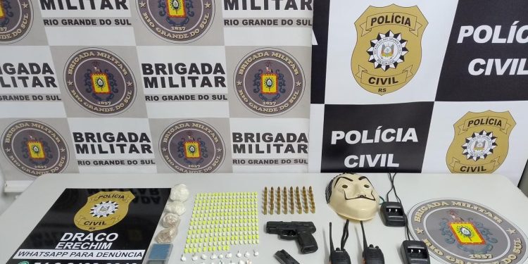 EM AÇÃO DE SATURAÇÃO INICIADA LOGO APÓS HOMICÍDIO, POLÍCIA APREENDE ARMA, DROGAS E MUNIÇÕES DE GRUPO CRIMINOSO
